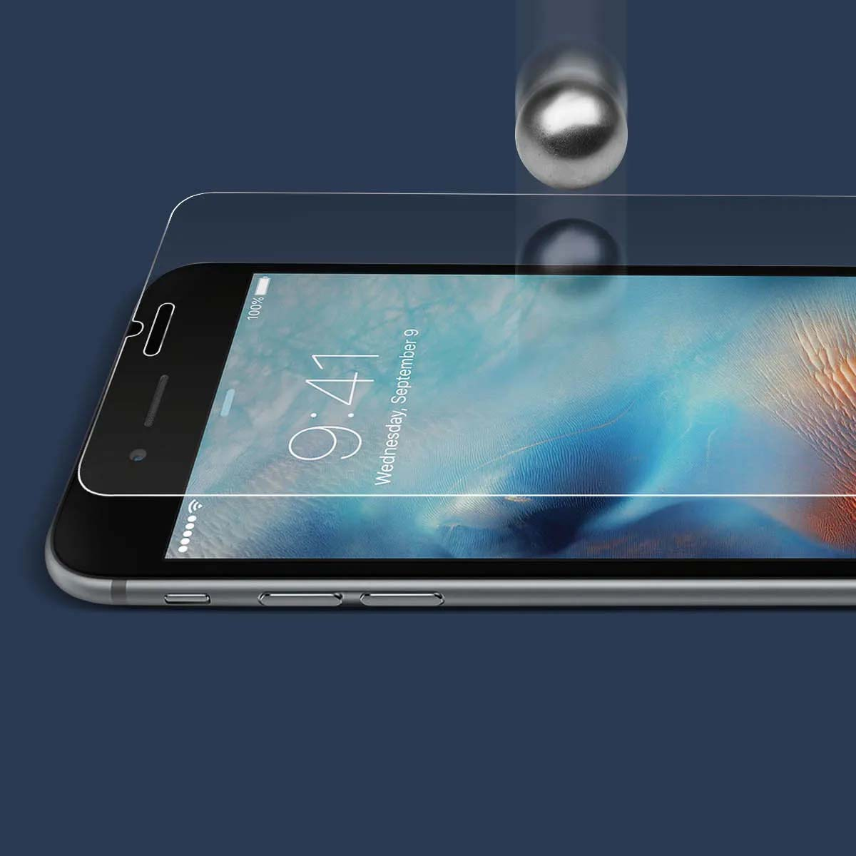 Una palla d'argento cade su una protezione per schermo iPhone.