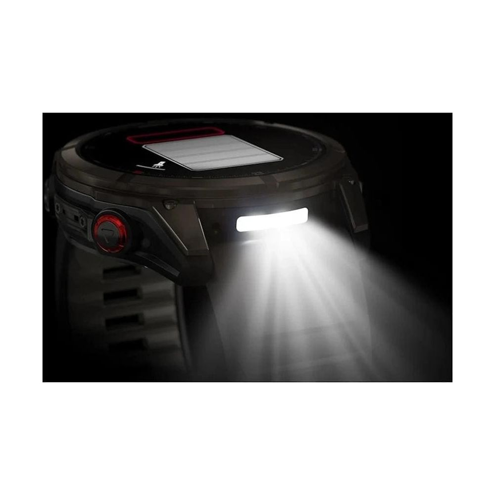 Un reloj inteligente oscuro con su linterna encendida, emitiendo rayos de luz.