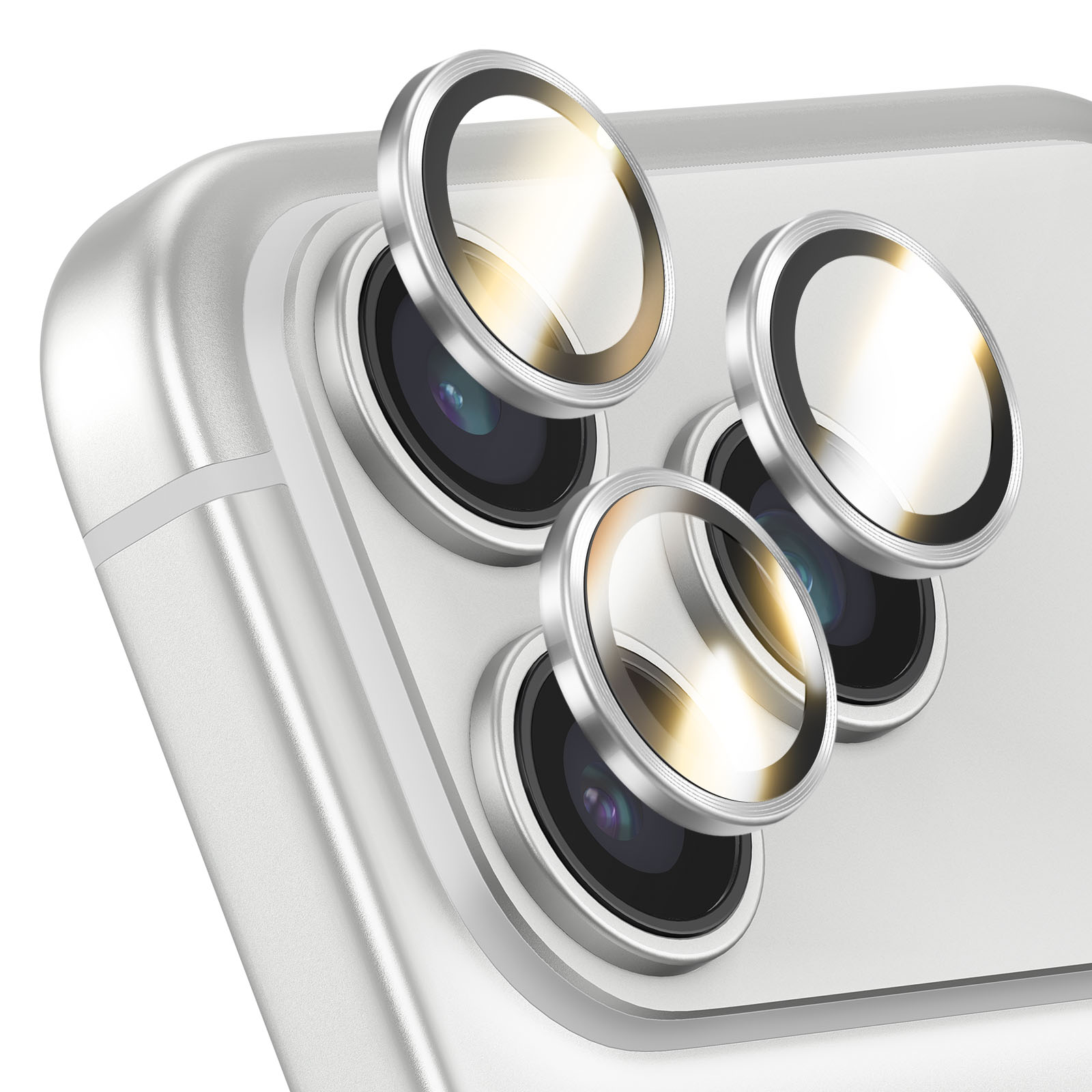 Close-up van een witte iPhone met drie cameralenzen en beschermende ringen.