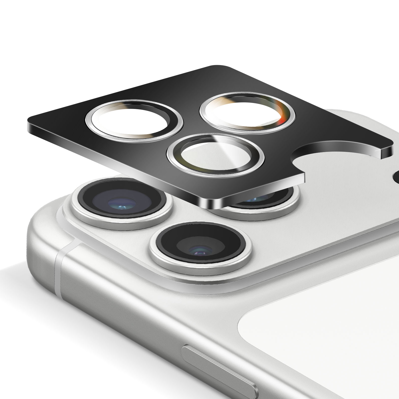 Een zwarte camerahoes met drie lenzen ligt over de cameralenzen van een zilveren smartphone.