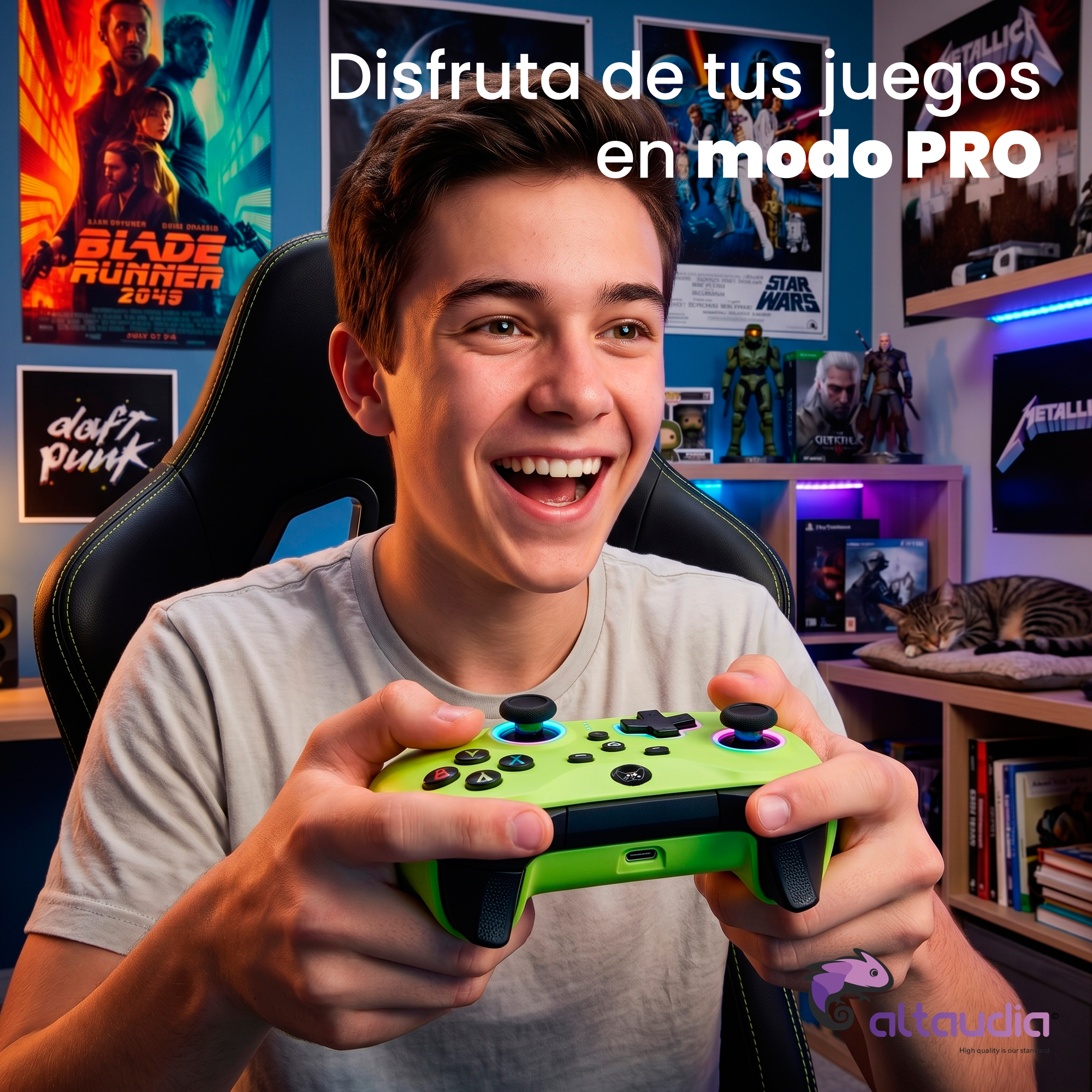 Un chico juega con un mando verde en una habitación con pósters y figuras.