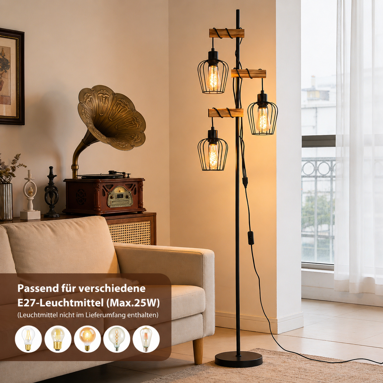 Una sala con grammofono, divano e lampada da terra a tre luci.