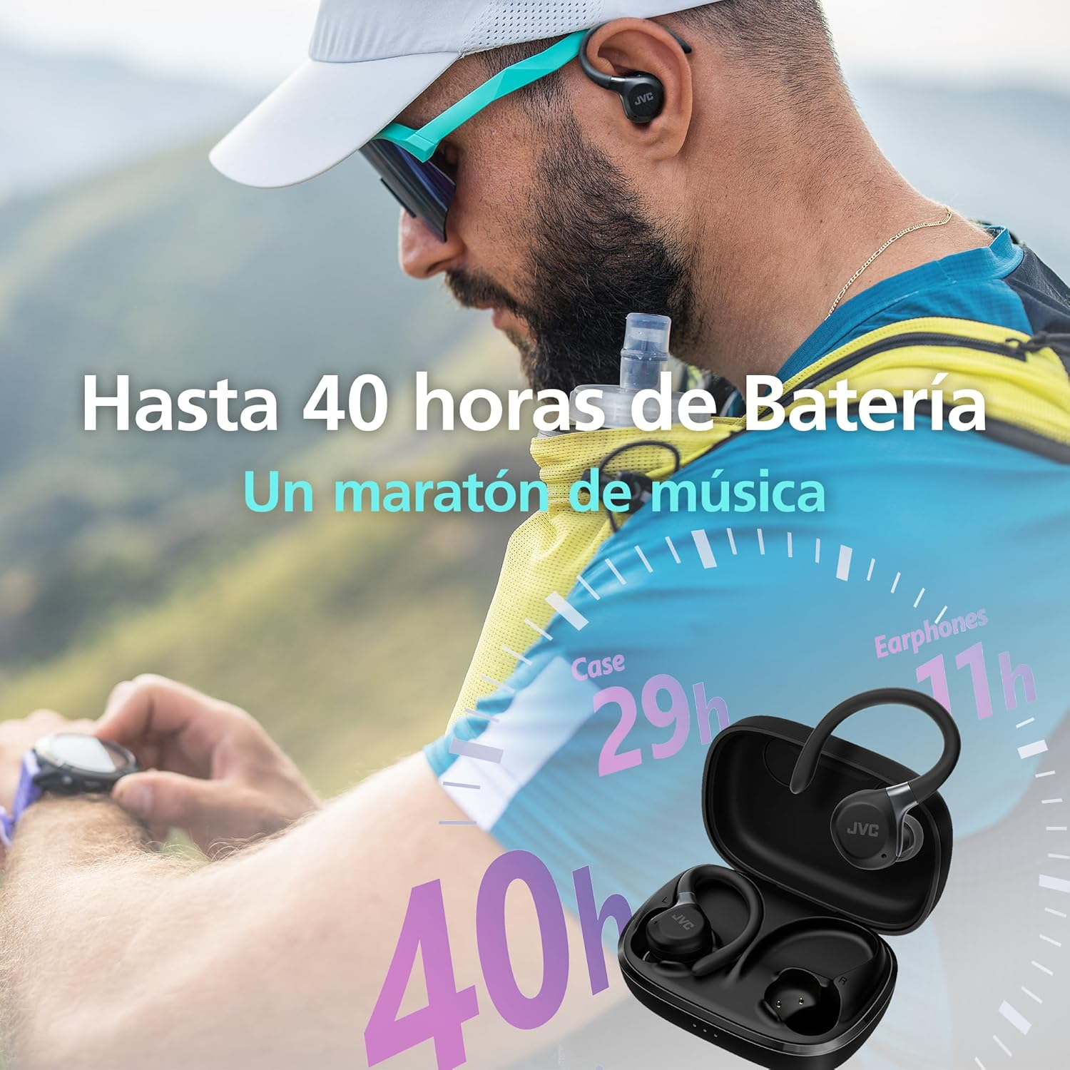 Un uomo che corre con auricolari JVC che offrono fino a 40 ore di batteria.