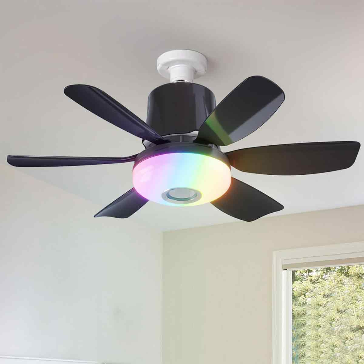 Dunkler Deckenventilator mit sechs Flügeln und beleuchtetem Gehäuse in Regenbogenfarben.