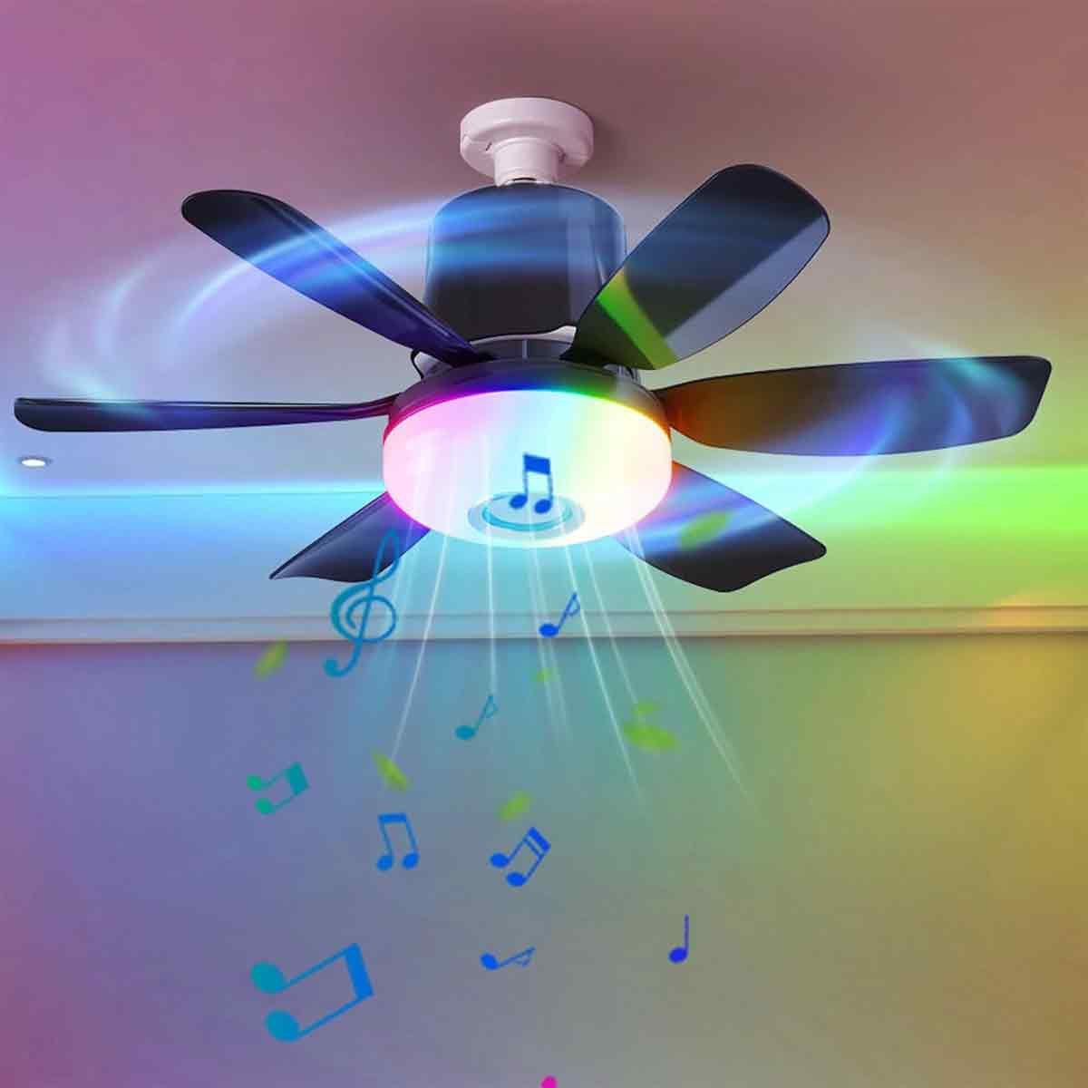 Deckenventilator mit bunten Lichtern und Musiknoten-Dekoration.