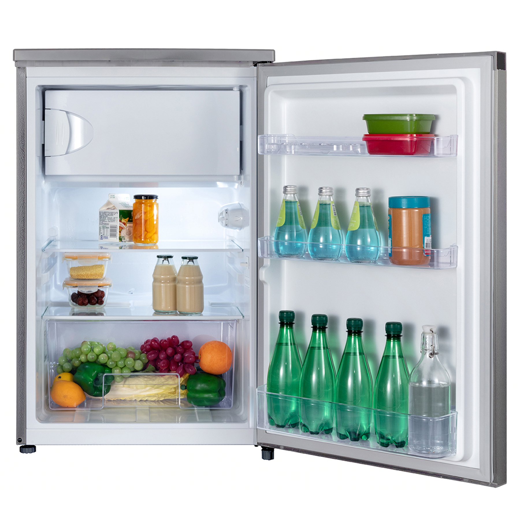 Ein offener Kühlschrank mit Lebensmitteln: Flaschen, Gläser und Obst.