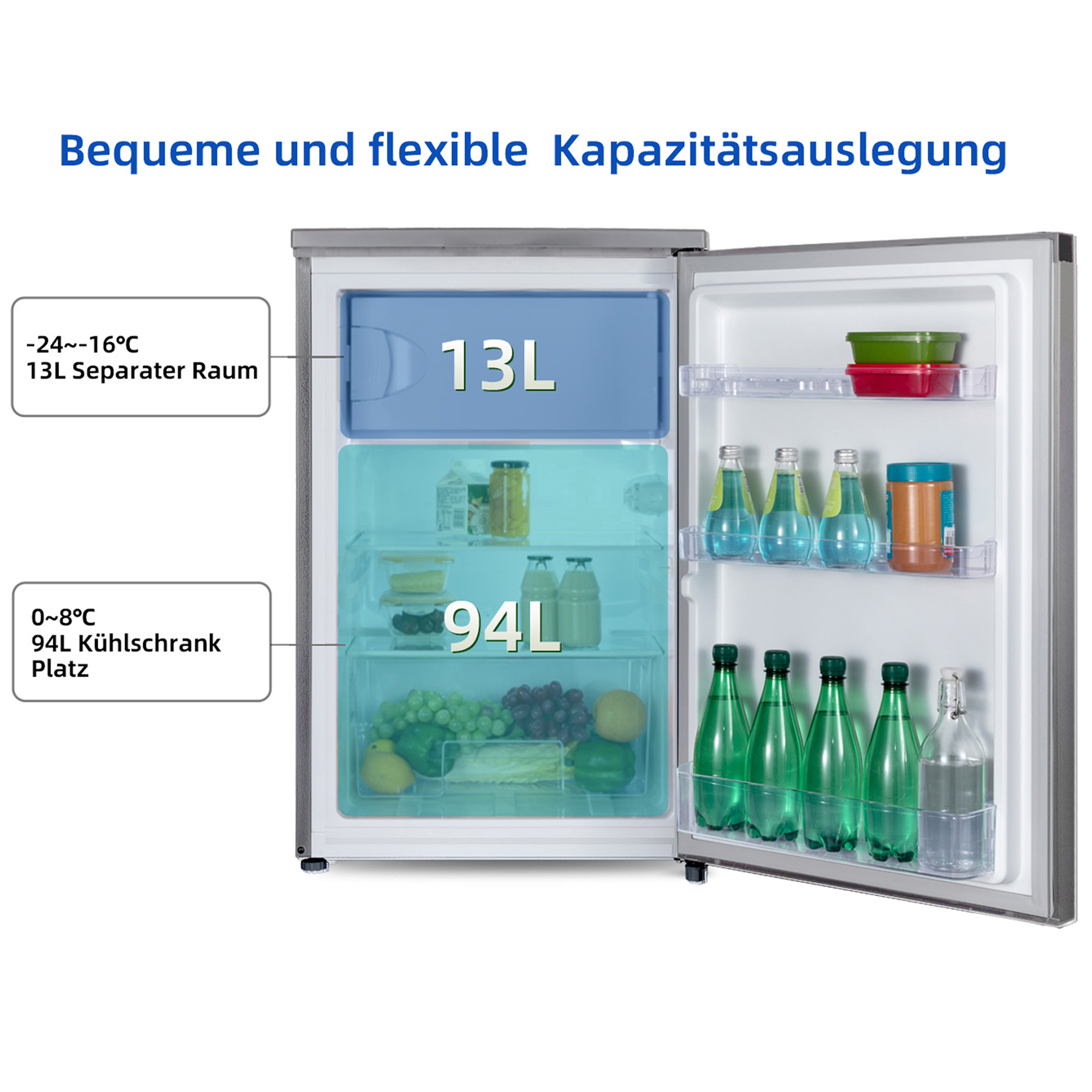 Ein offener Kühlschrank mit 13L Gefrierfach und 94L Kühlbereich. Mit Flaschen und Obst.