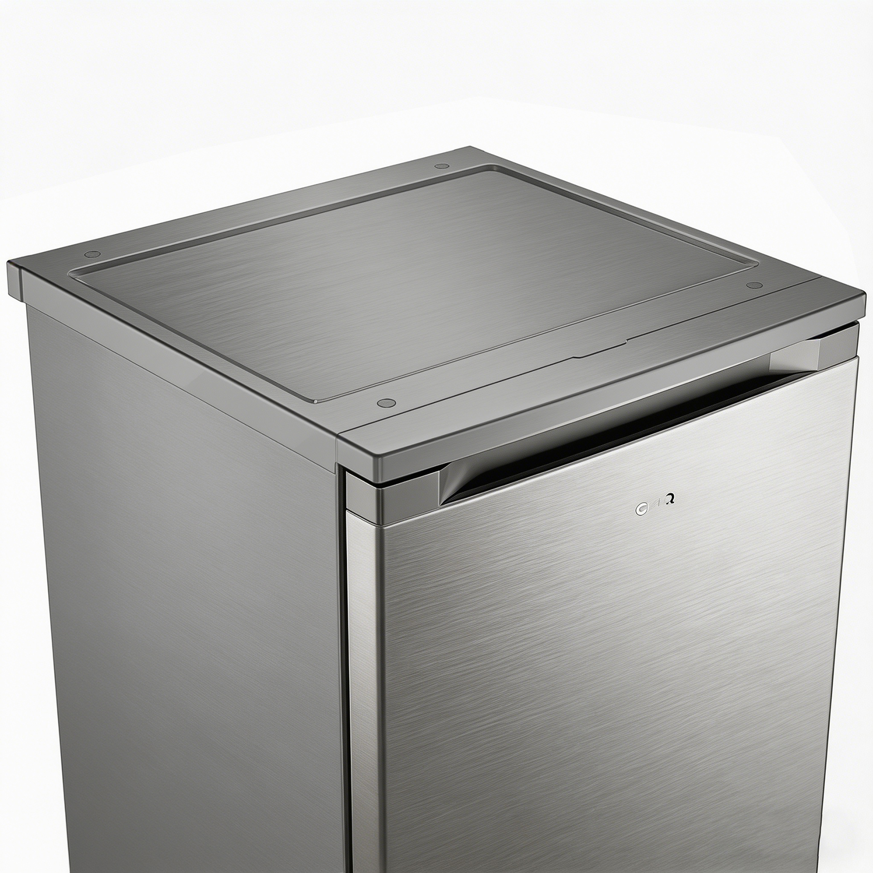 Ein silberner Kühlschrank mit gebürsteter Oberfläche, Nahaufnahme der Oberseite und Tür.
