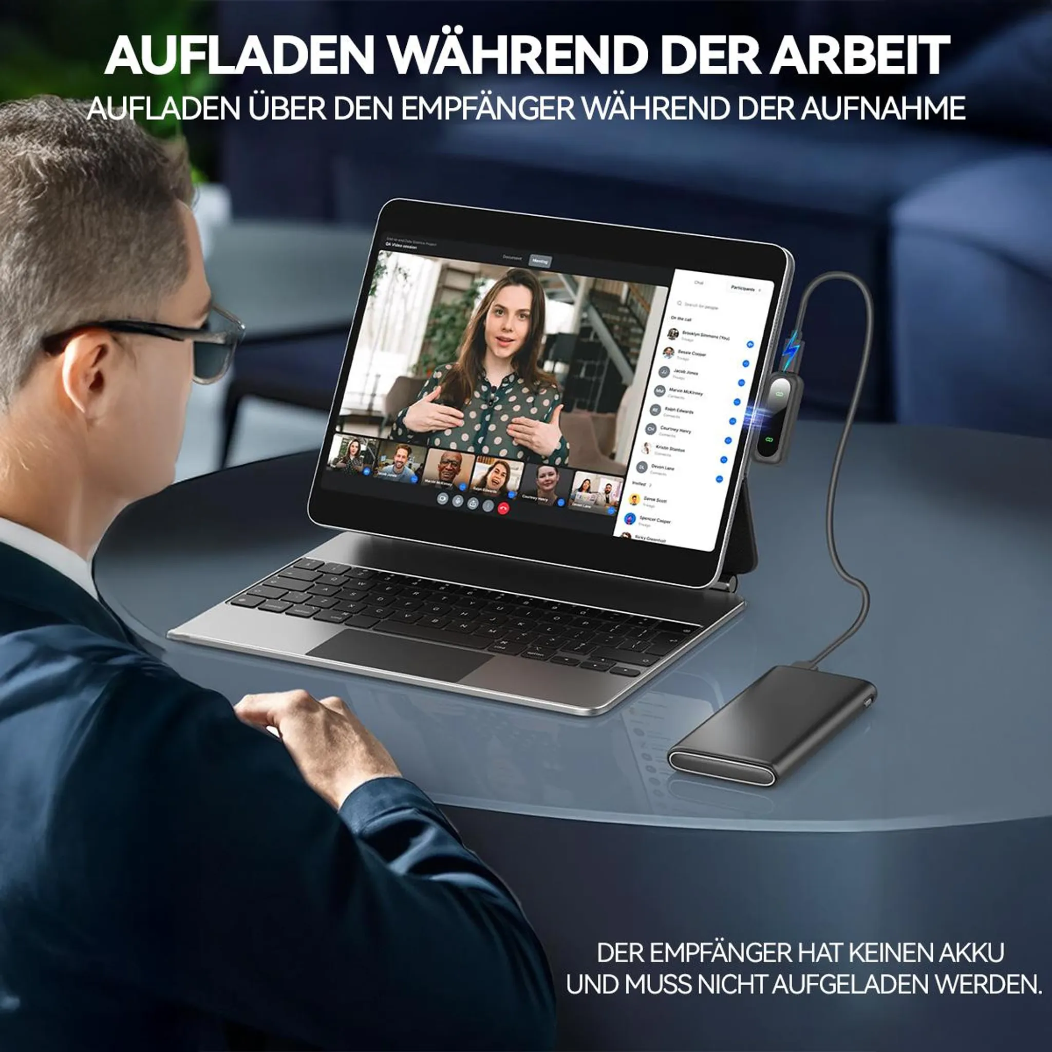 Mann lädt Tablet mit externem Akku während Videokonferenz.