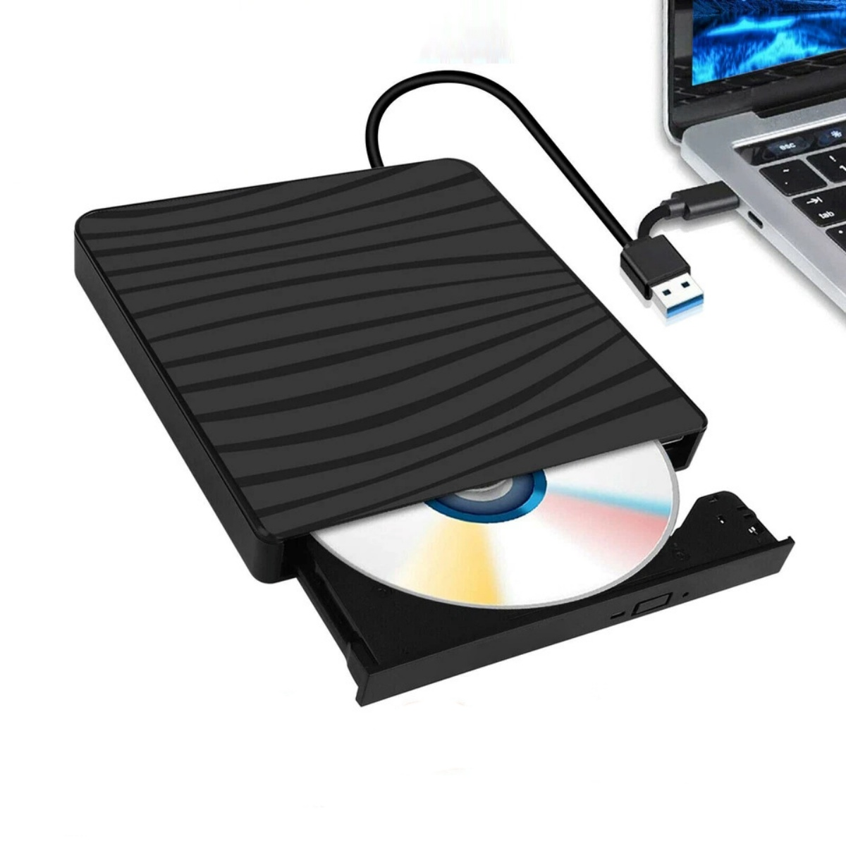 Schwarzer externer USB-CD/DVD-Brenner mit eingelegter CD, angeschlossen an einen Laptop.