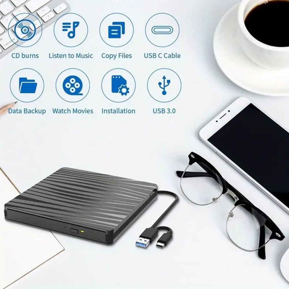 Externes Laufwerk mit USB-C, Smartphone, Brille und Kaffeetasse.