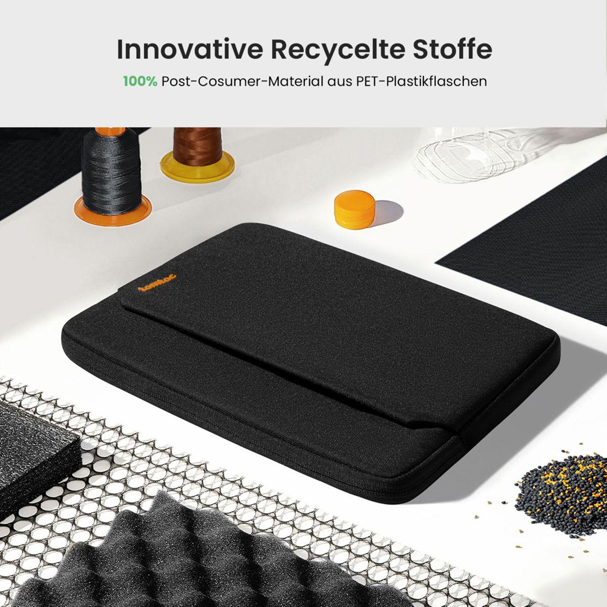 Schwarze Laptoptasche mit Garnrollen, PET-Granulat und Schaumstoff.