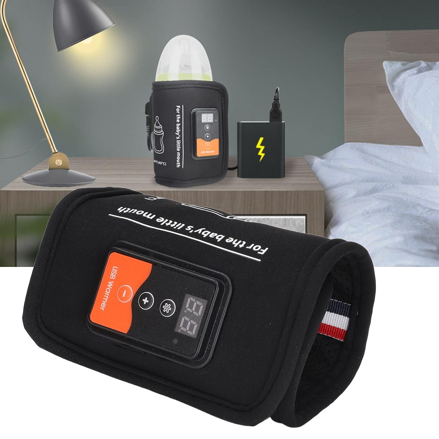 Ein schwarzer USB-Flaschenwärmer mit digitaler Anzeige und Tasten auf einem Nachttisch.