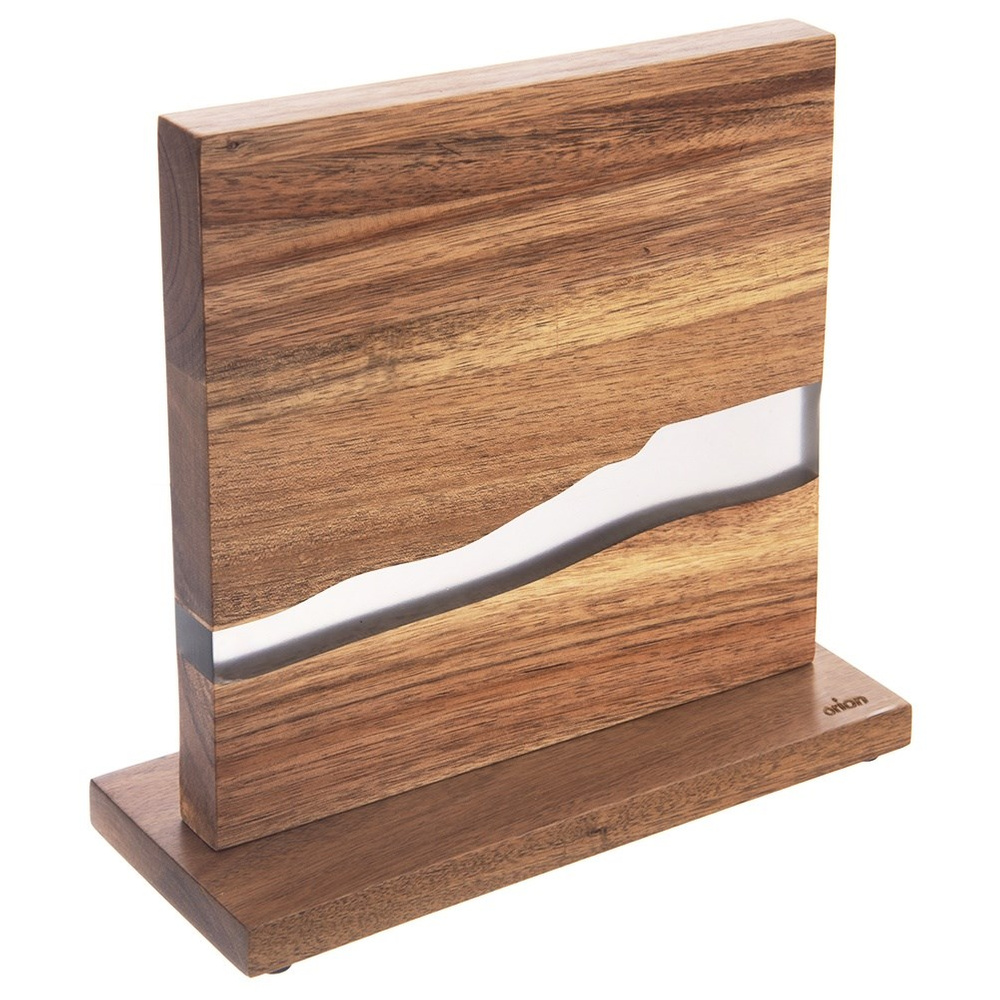 Un blocco di legno con inserto in resina come ceppo portacoltelli, su base in legno.
