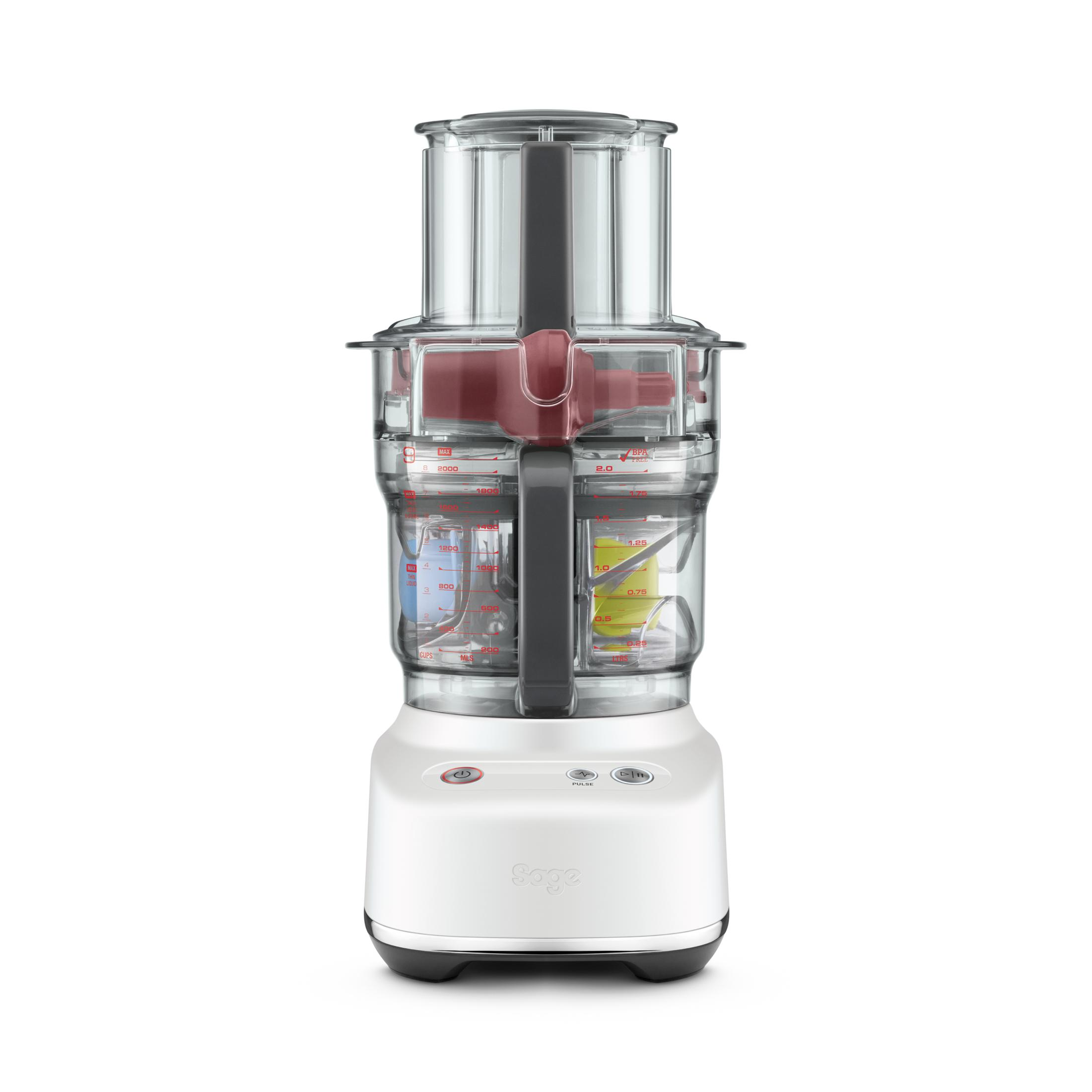 Ein weißer Küchenmaschinen-Mixer mit transparenten Behältern und Messskalen.