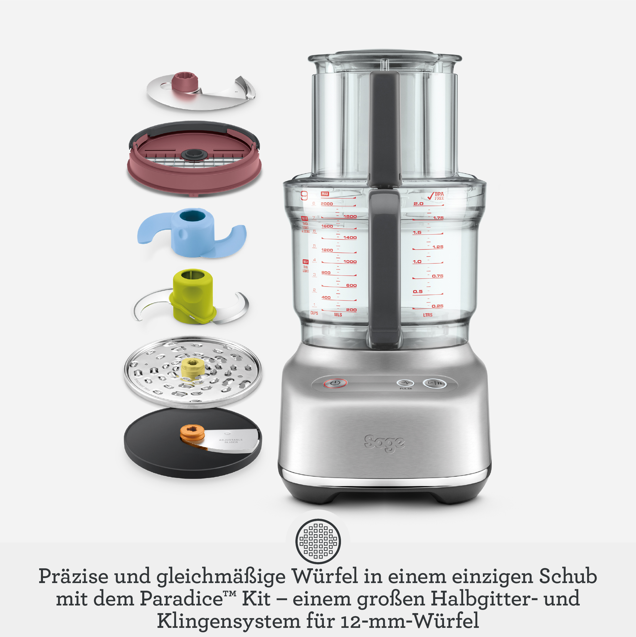 Küchenmaschine mit verschiedenen Aufsätzen, darunter ein Messereinsatz und ein Scheibeneinsatz.