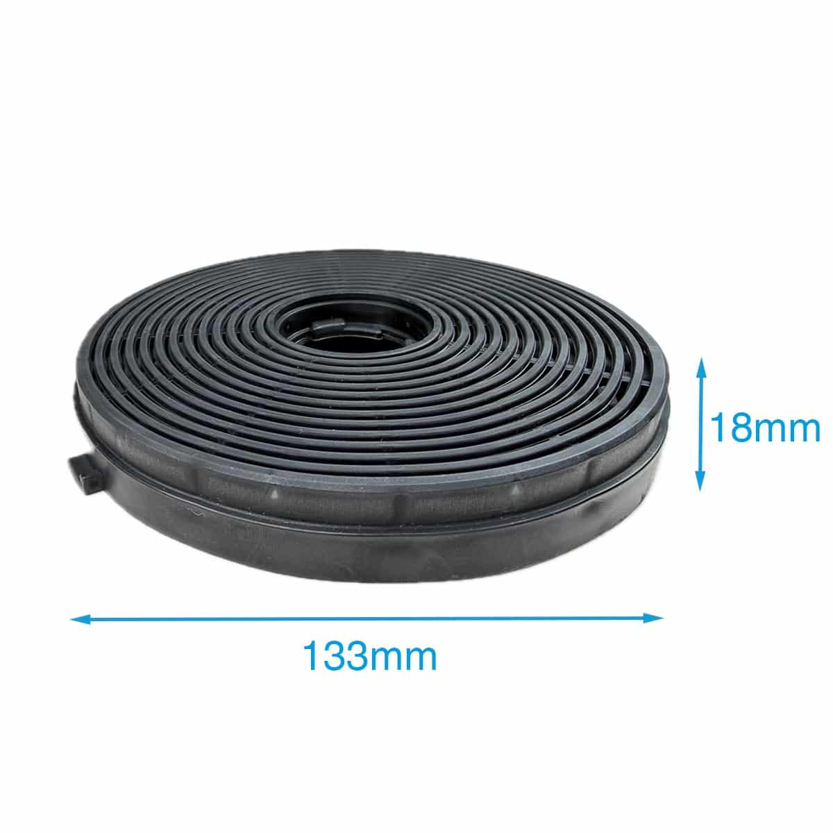 Schwarzer Aktivkohlefilter, 133mm breit und 18mm hoch.