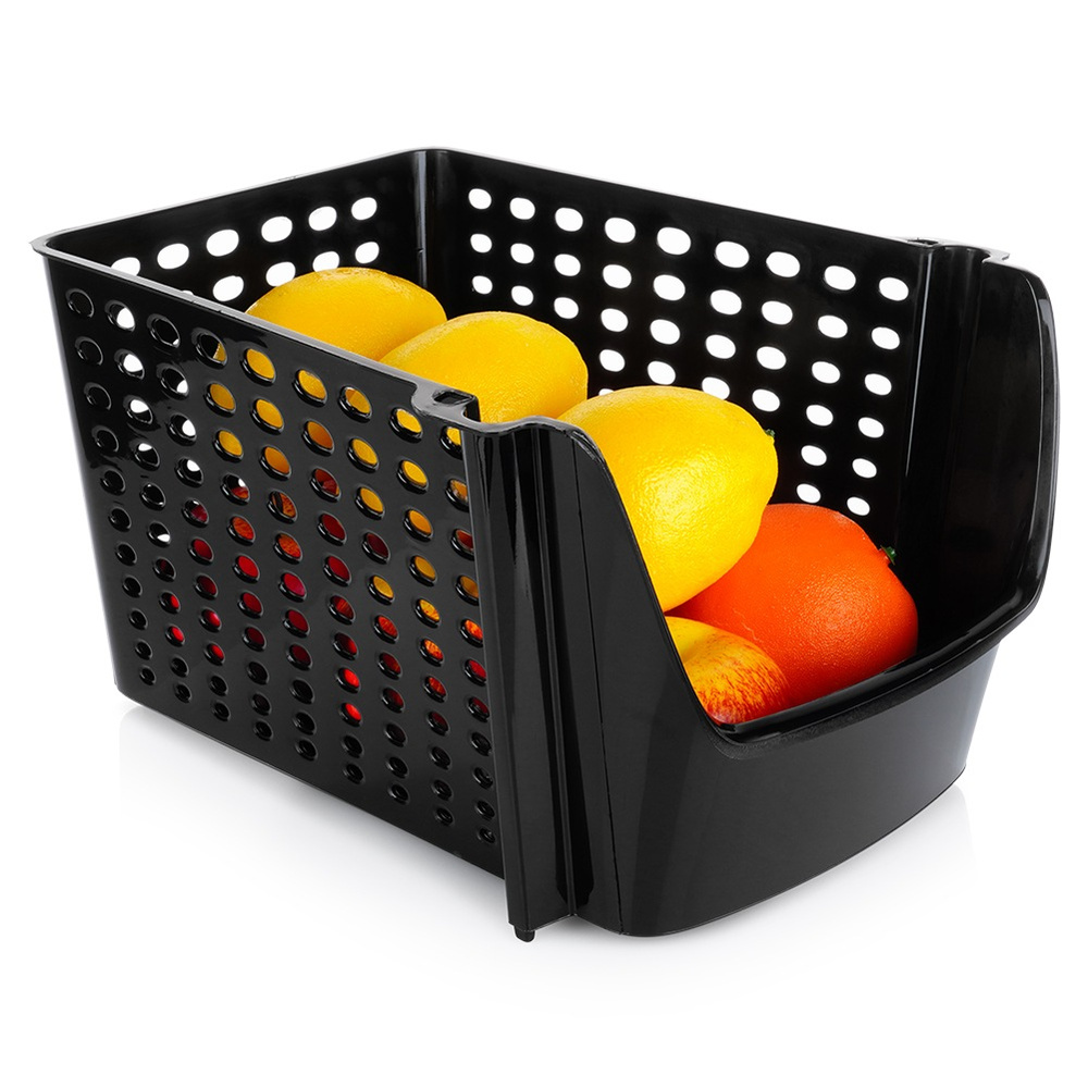 Un cesto nero di plastica con fori di ventilazione, contenente limoni, un'arancia e una mela.