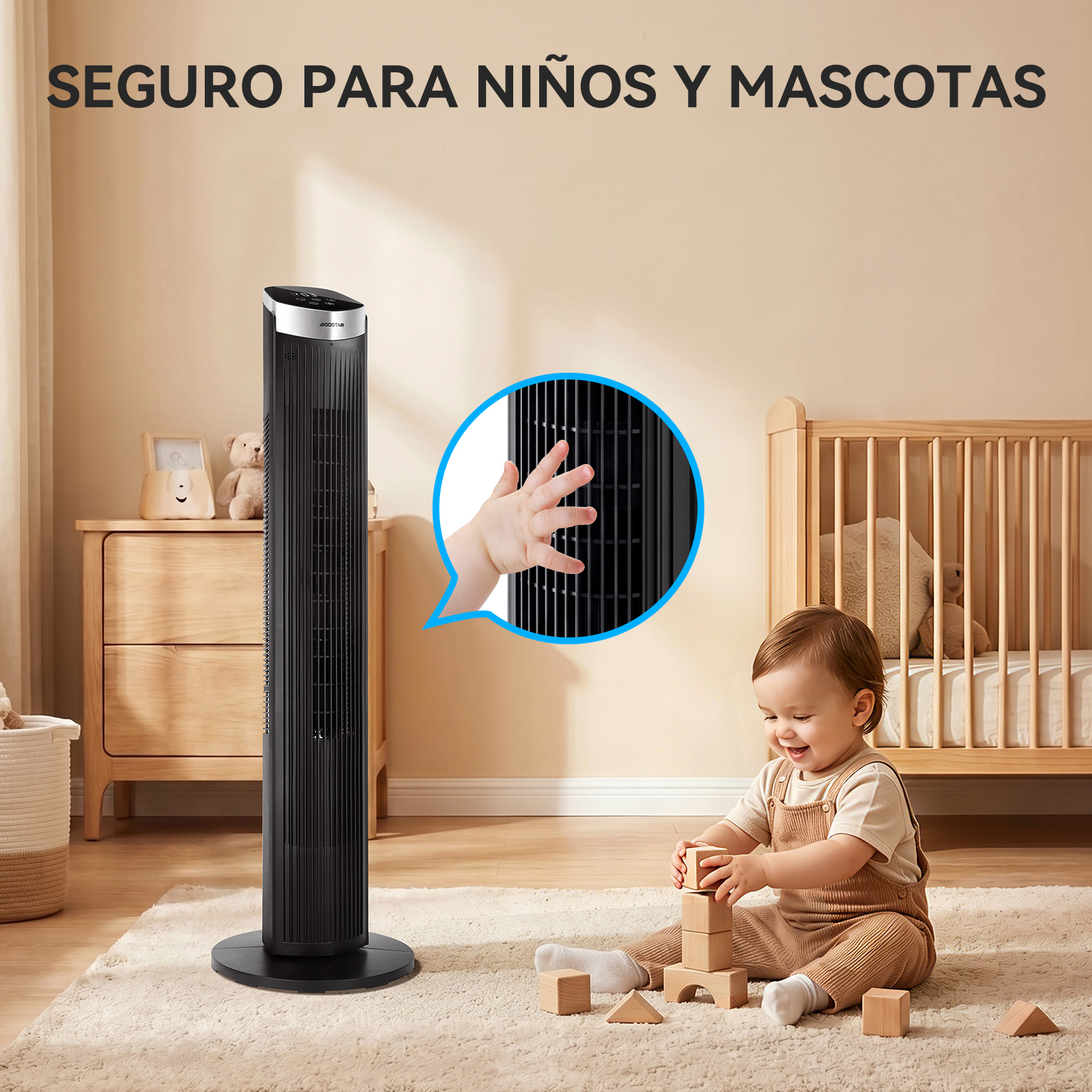 Ein Baby spielt mit Holzklötzen vor einem Turmventilator und einem Kinderbett.