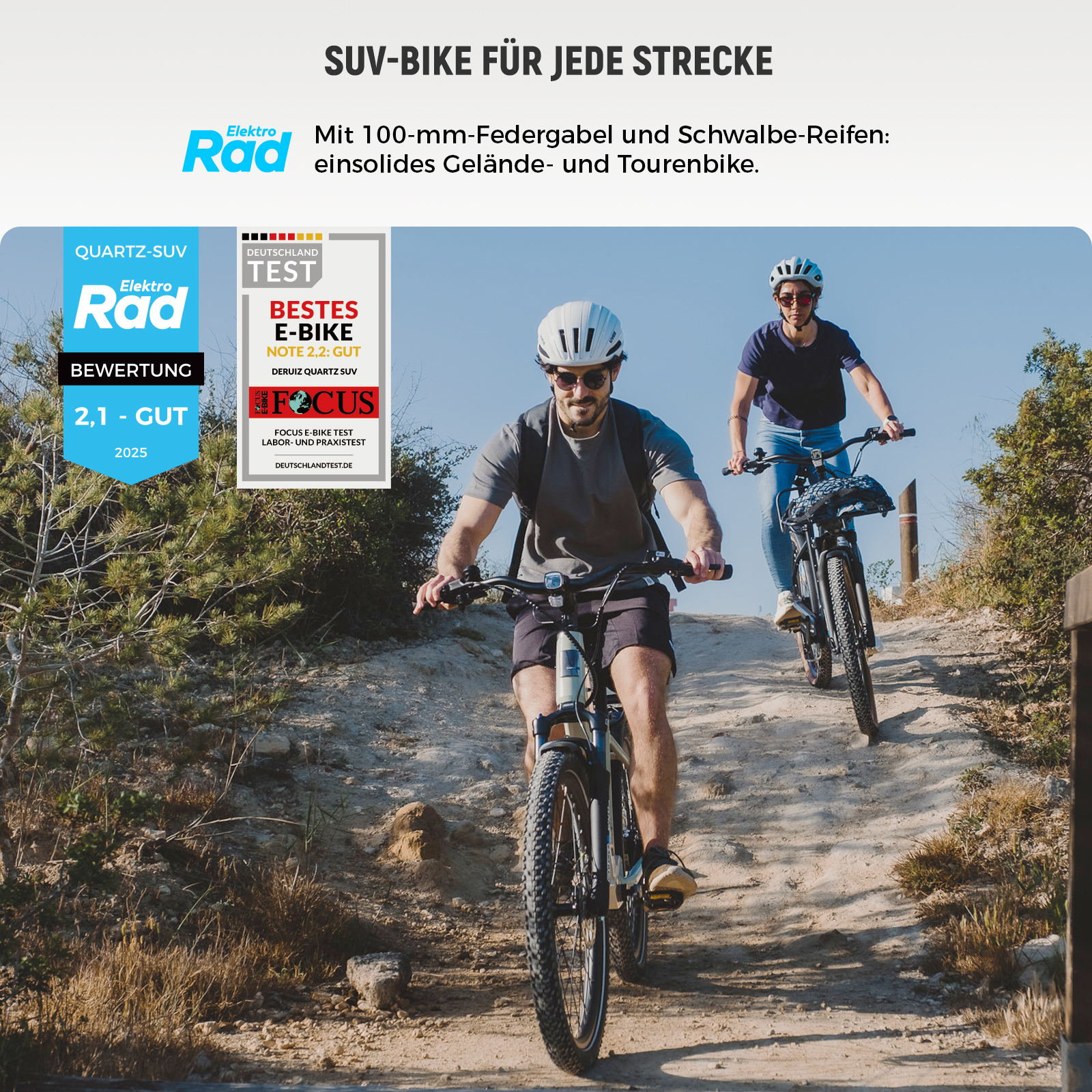 Zwei Personen fahren E-Bikes auf einem sandigen Hügel mit Büschen.
