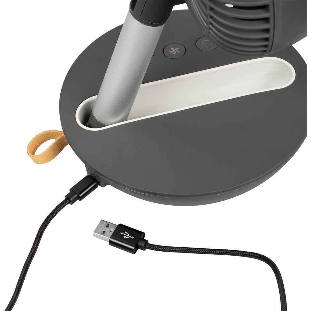 Ein schwarzes USB-Kabel wird an einen grauen Lüftersockel mit Lederschlaufe angeschlossen.