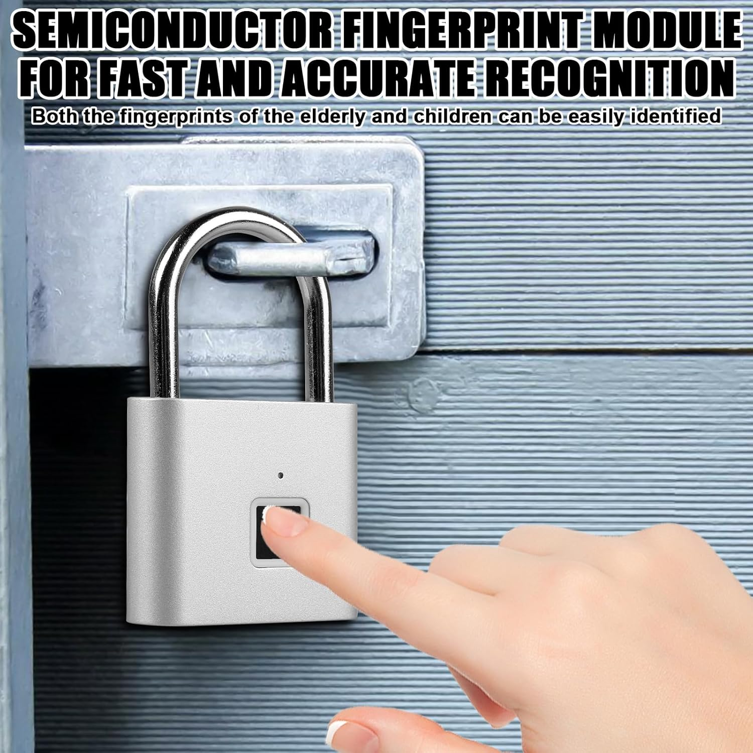 Ein silbernes Vorhängeschloss mit Fingerabdrucksensor, das von einer Hand bedient wird.