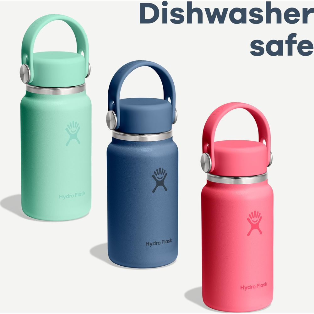 Drei Hydro Flasks in Mintgrün, Dunkelblau und Pink auf hellem Hintergrund.