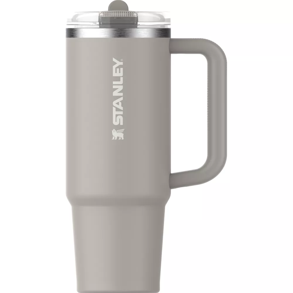 Grauer Stanley-Becher mit Griff und transparentem Deckel.