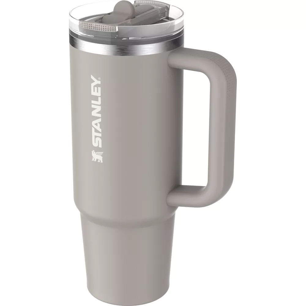 Grauer Stanley Becher mit Henkel und durchsichtigem Deckel.