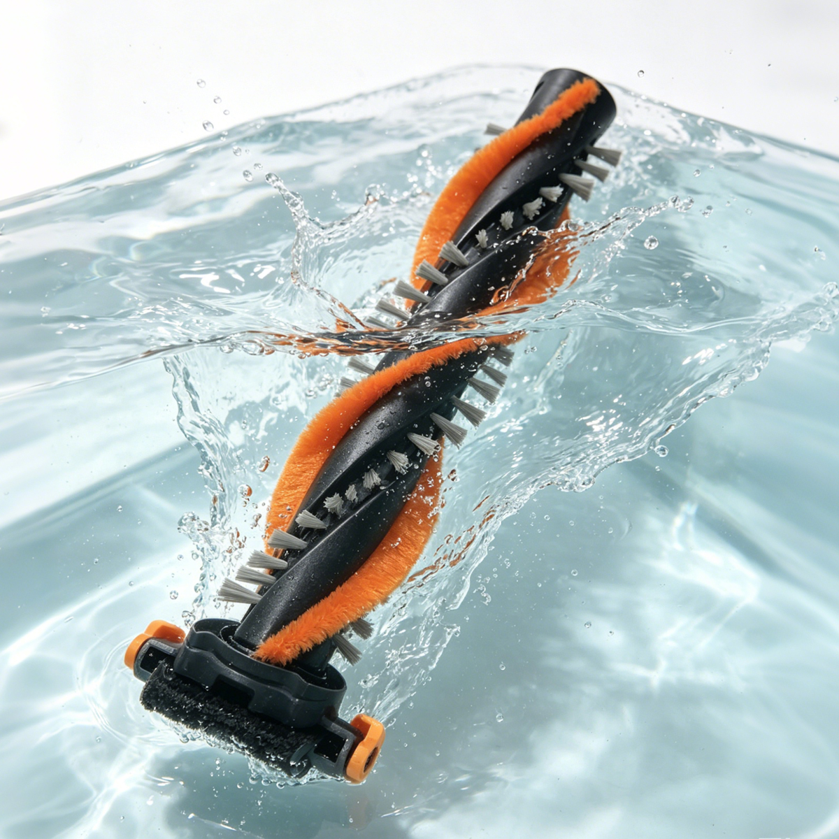 Ein Bürstenkopf mit orangefarbenen Borsten taucht in klares Wasser ein.