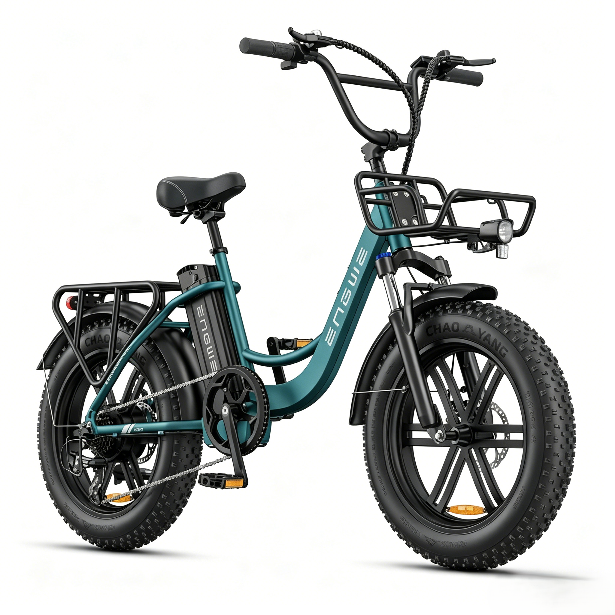 Una e-bike color verde acqua con pneumatici grassi, cestino anteriore e portapacchi posteriore.