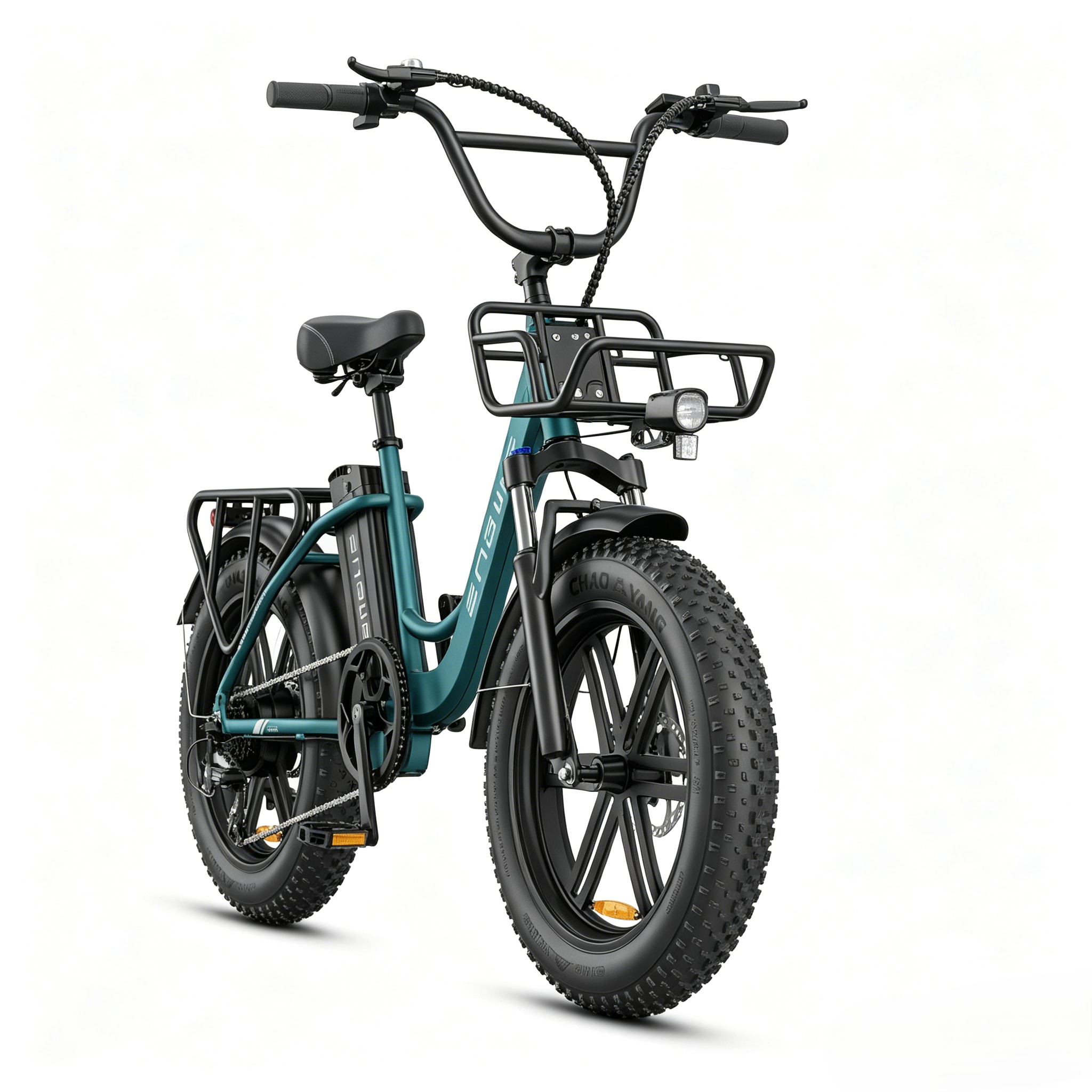 Bicicletta elettrica fat bike color verde acqua con cestino anteriore e portapacchi posteriore.