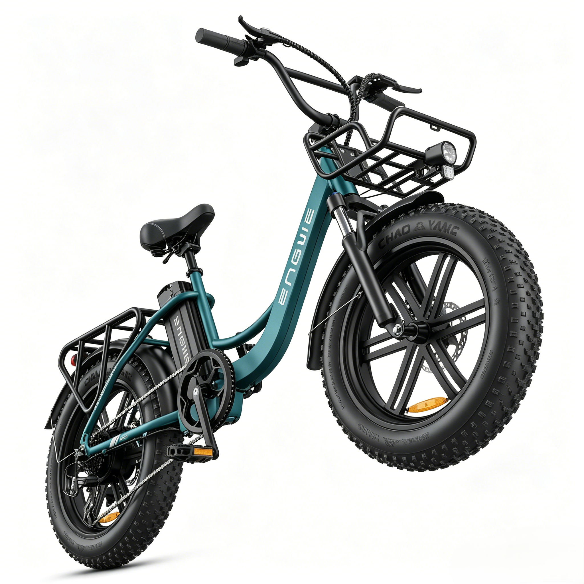 Una e-bike color turchese con pneumatici grassi, cestino anteriore e portapacchi posteriore.
