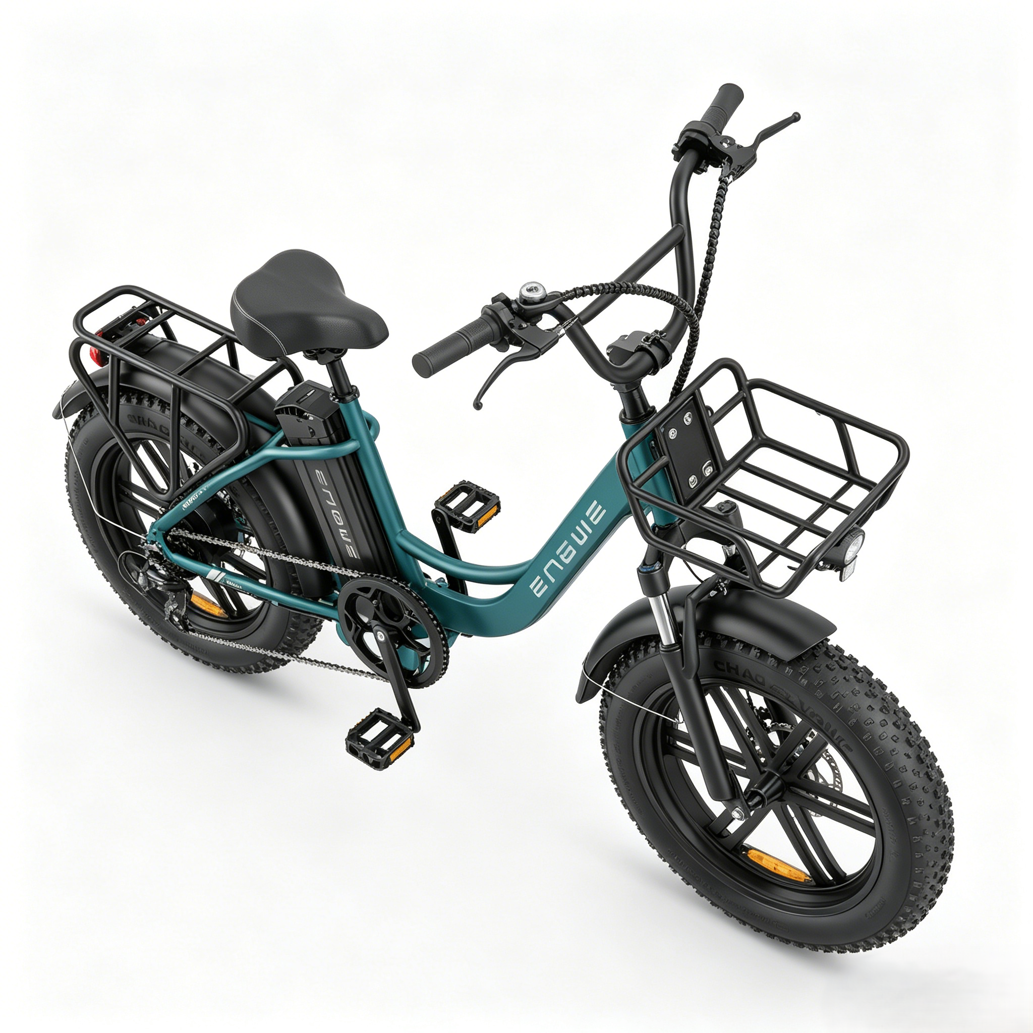 Una e-bike color verde acqua con pneumatici larghi, cestino anteriore e portapacchi posteriore.