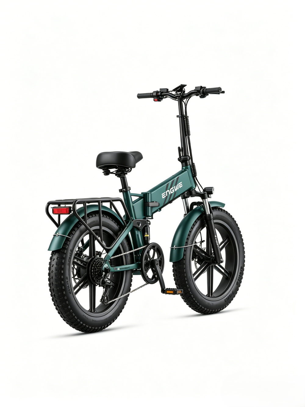 Una e-bike pieghevole verde scuro con pneumatici larghi, portapacchi e sfondo bianco.