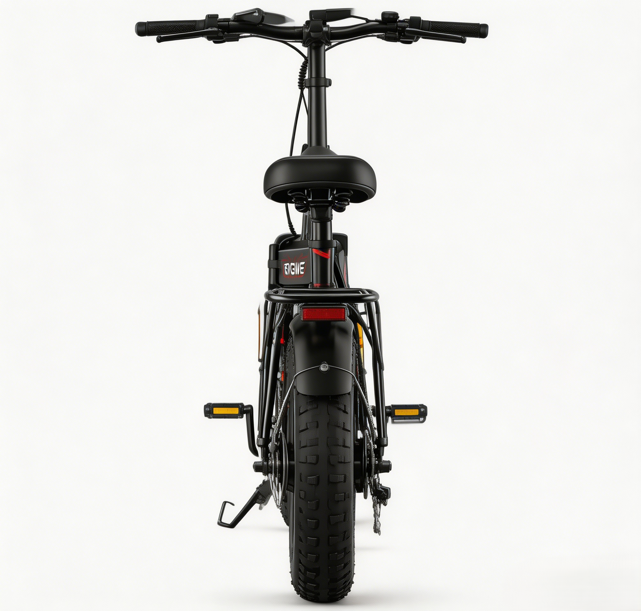 Vista posteriore di una e-bike nera con pneumatici larghi, portapacchi e fanali posteriori rossi.