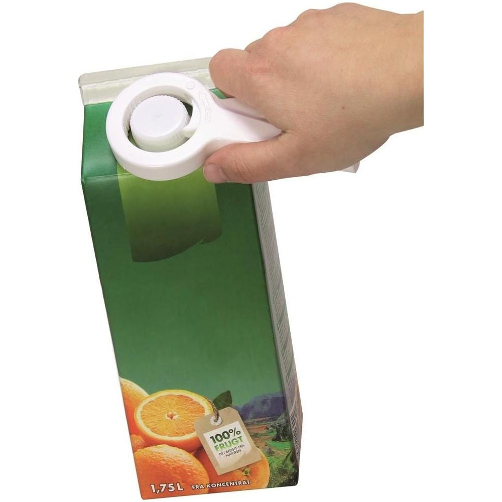 Eine Hand benutzt einen weißen Öffner, um einen Saftkarton zu öffnen.