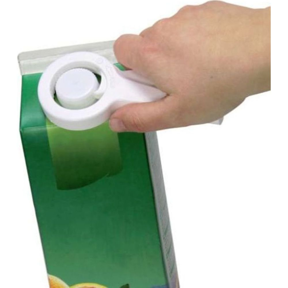 Eine Hand benutzt einen weißen Flaschenöffner, um den Deckel eines grünen Kartons zu verdrehen.