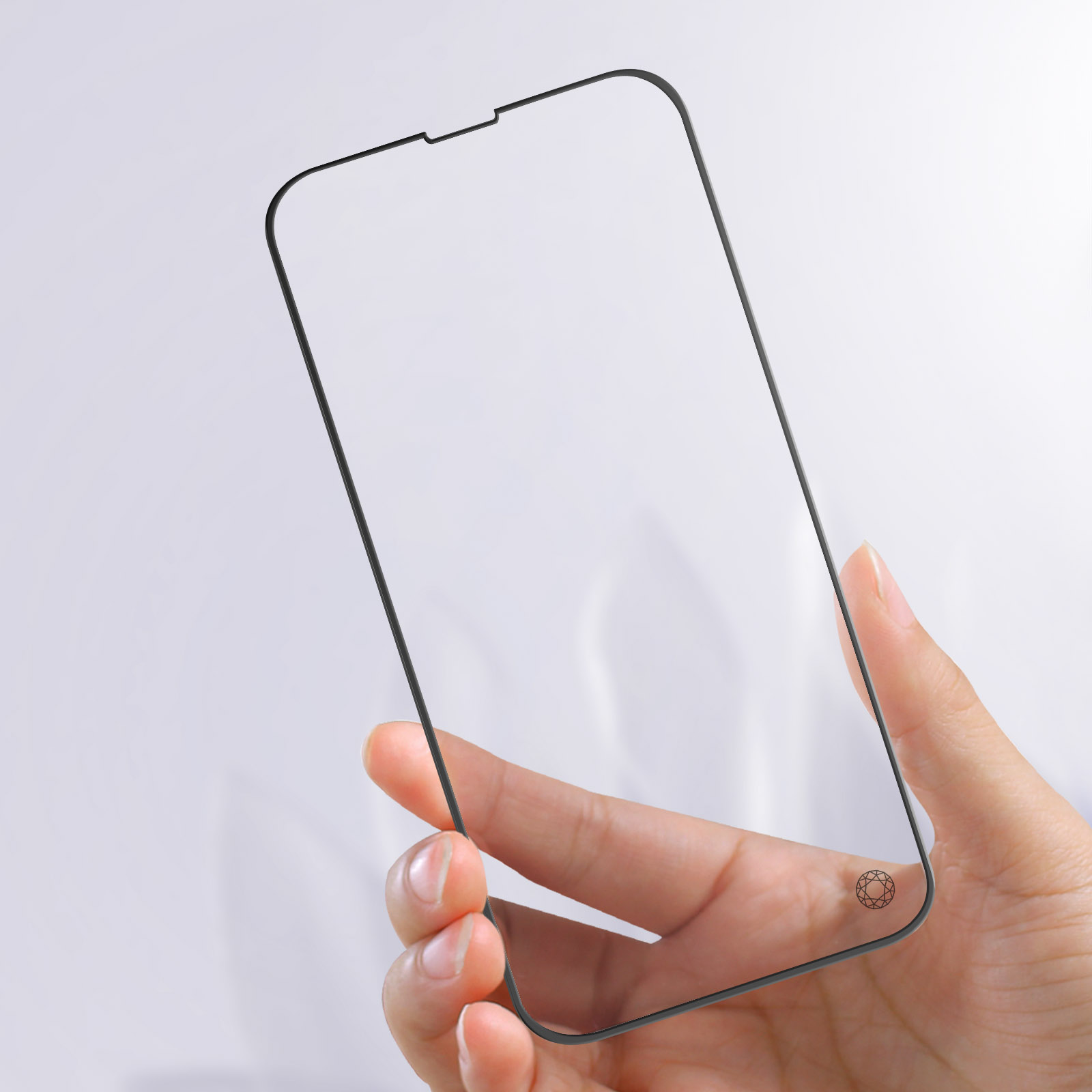 Une main tient un protecteur d'écran transparent pour smartphone.