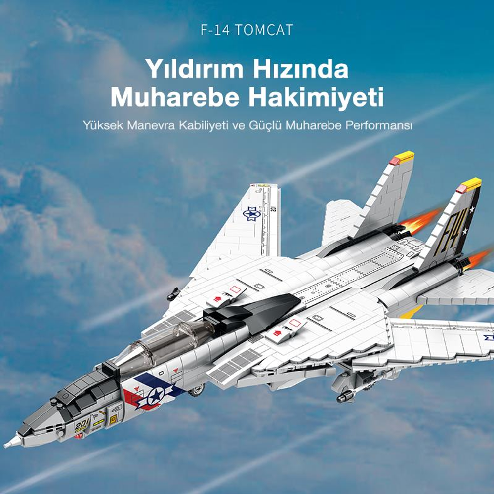 Beyaz bir F-14 Tomcat modeli, motorlarından çıkan alevlerle mavi gökyüzünde uçuyor.
