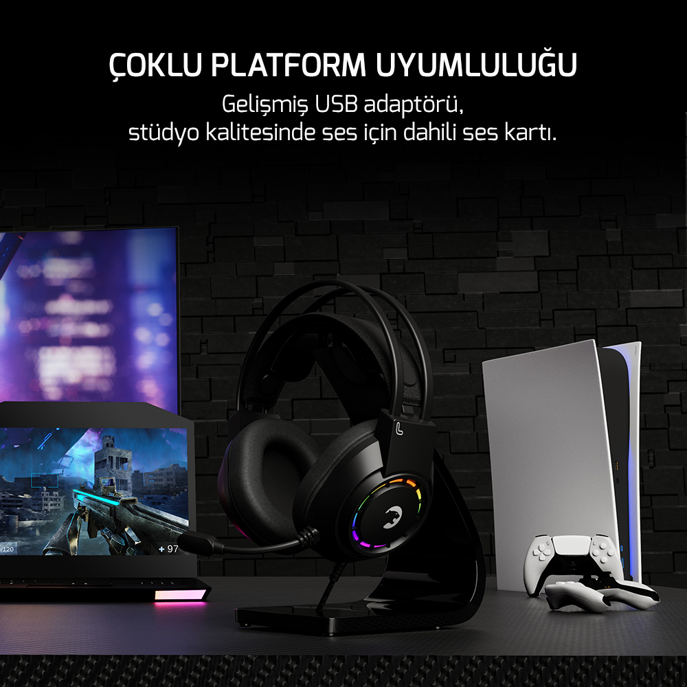 Standda oyun kulaklığı, PS5, kontrolcü ve oyunlu dizüstü bilgisayar.