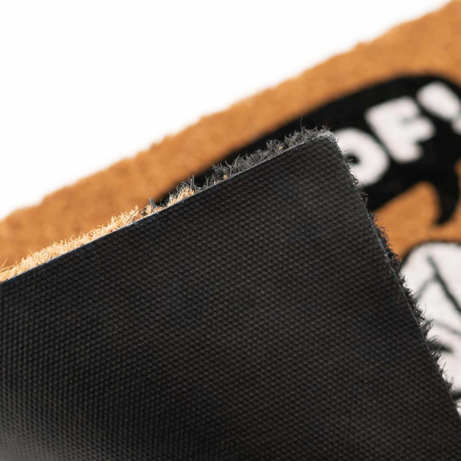 Tappetino marrone in cocco con retro in gomma nera e testo bianco.