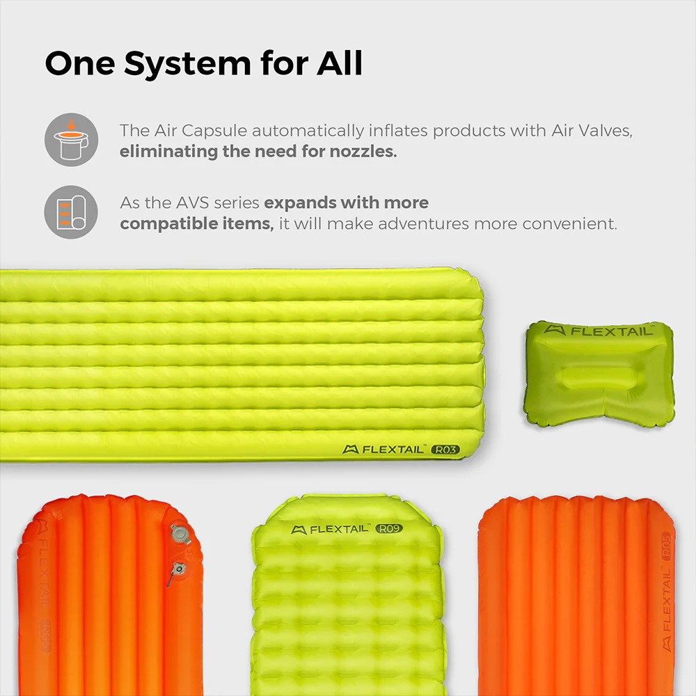 Plusieurs matelas gonflables orange et verts sont côte à côte.