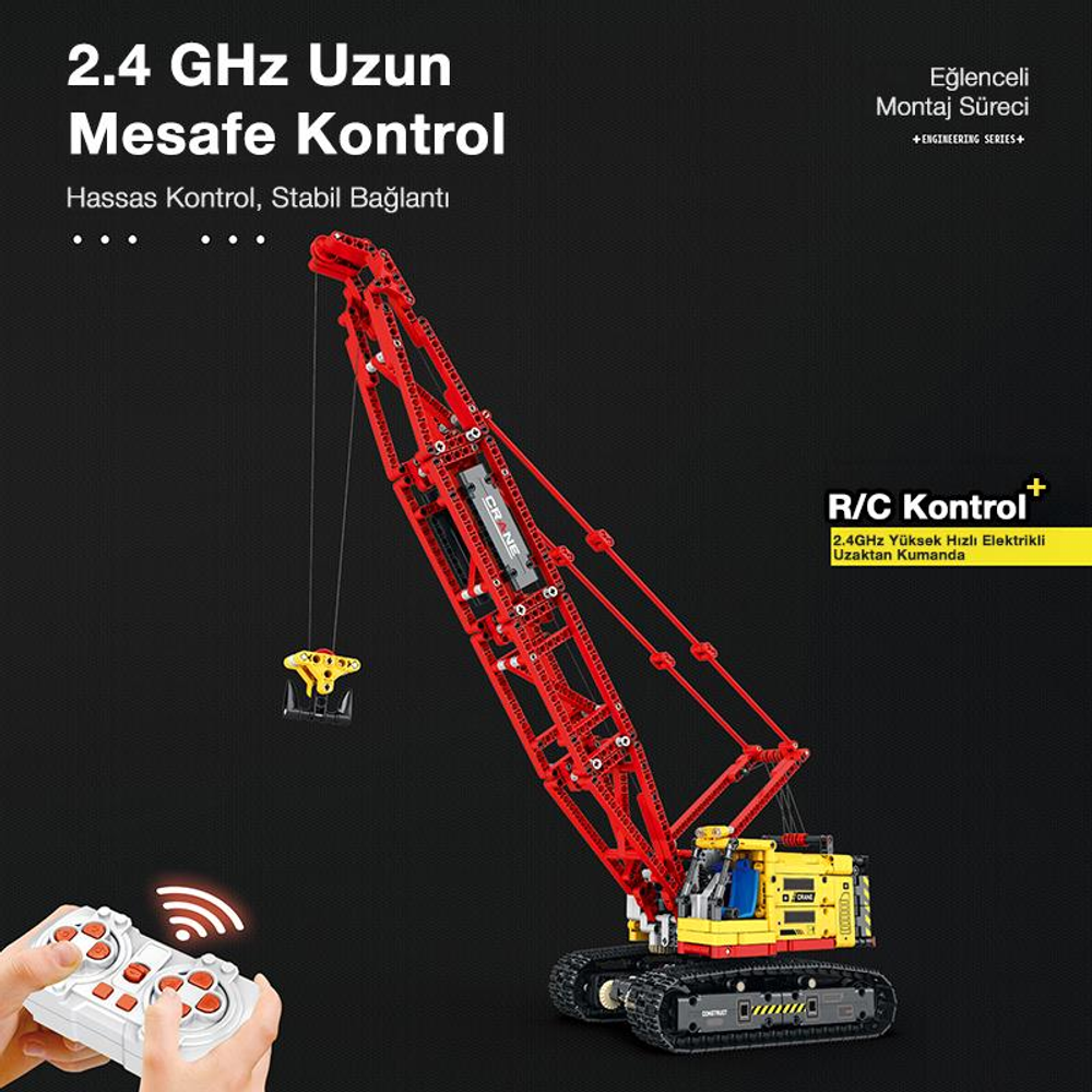 Siyah arka plan üzerinde uzaktan kumandalı kırmızı ve sarı inşaat vinci oyuncağı.