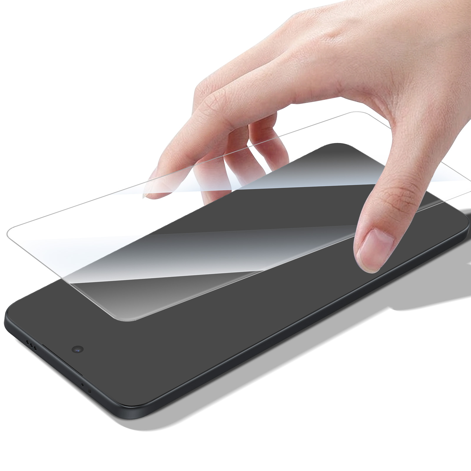 Una mano posiziona una protezione schermo trasparente su uno smartphone scuro.