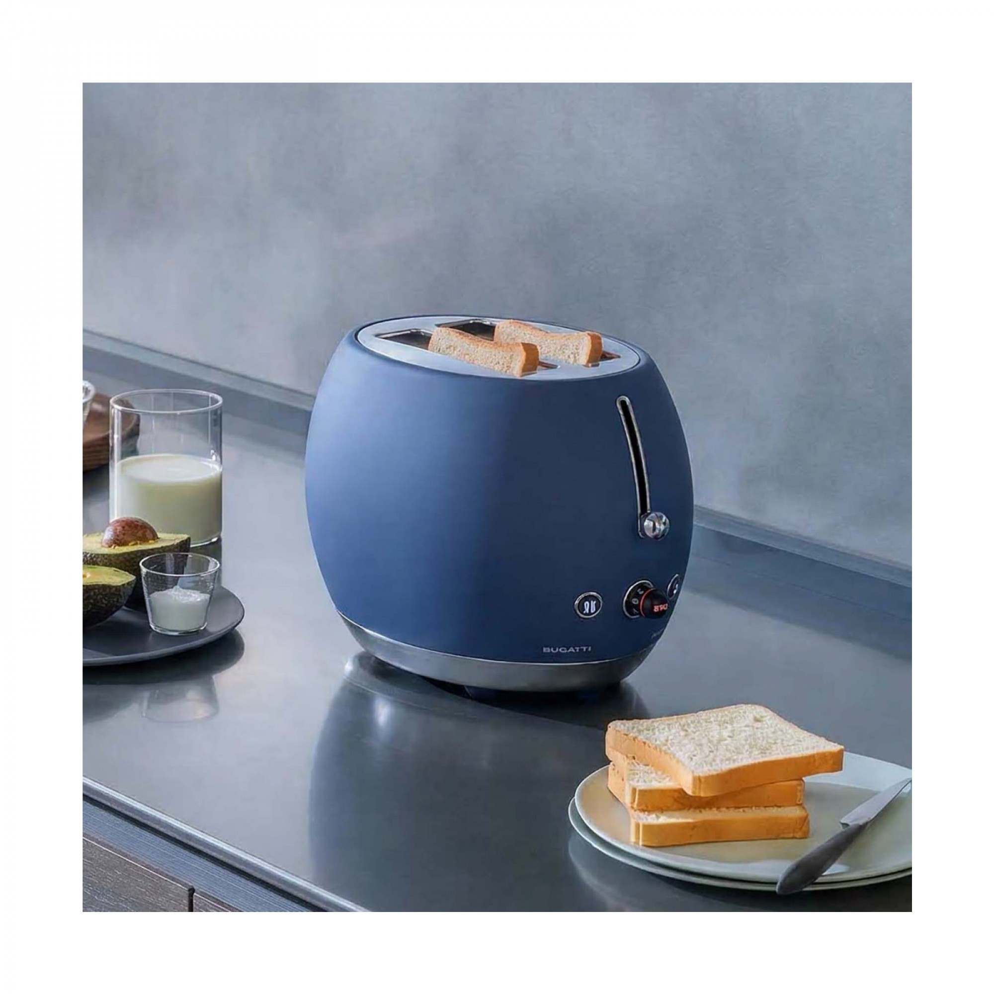 Un tostapane blu con pane tostato all'interno e accanto. Avocado e latte sono vicini.