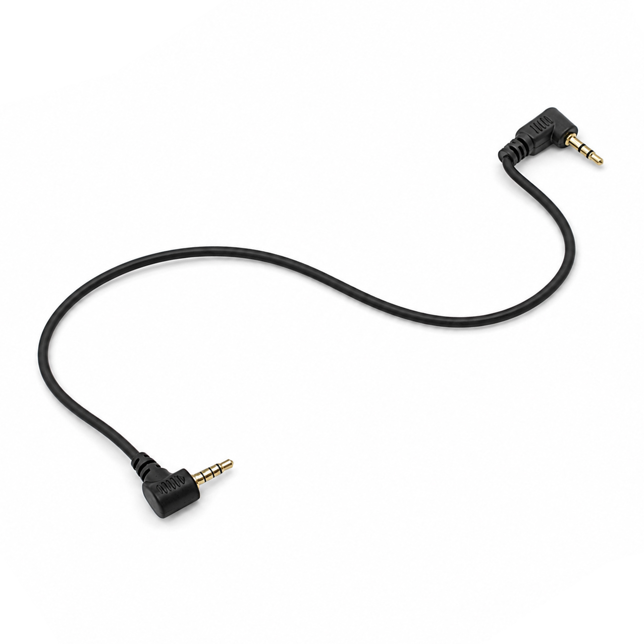 Ein schwarzes Audiokabel mit abgewinkelten 3,5-mm-Steckern an beiden Enden.