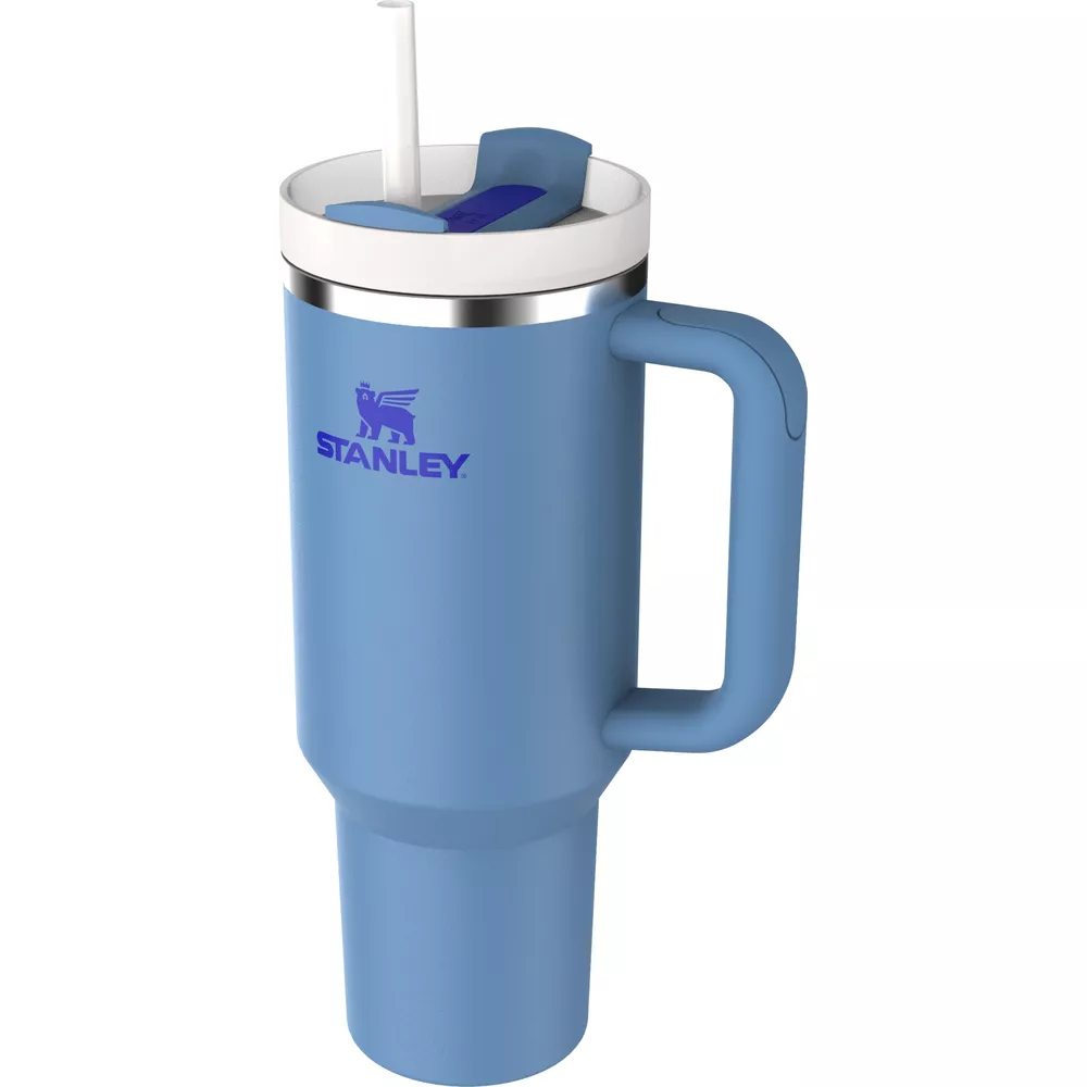 Ein blauer Stanley-Becher mit Griff und Strohhalm, mit dem Markenlogo.