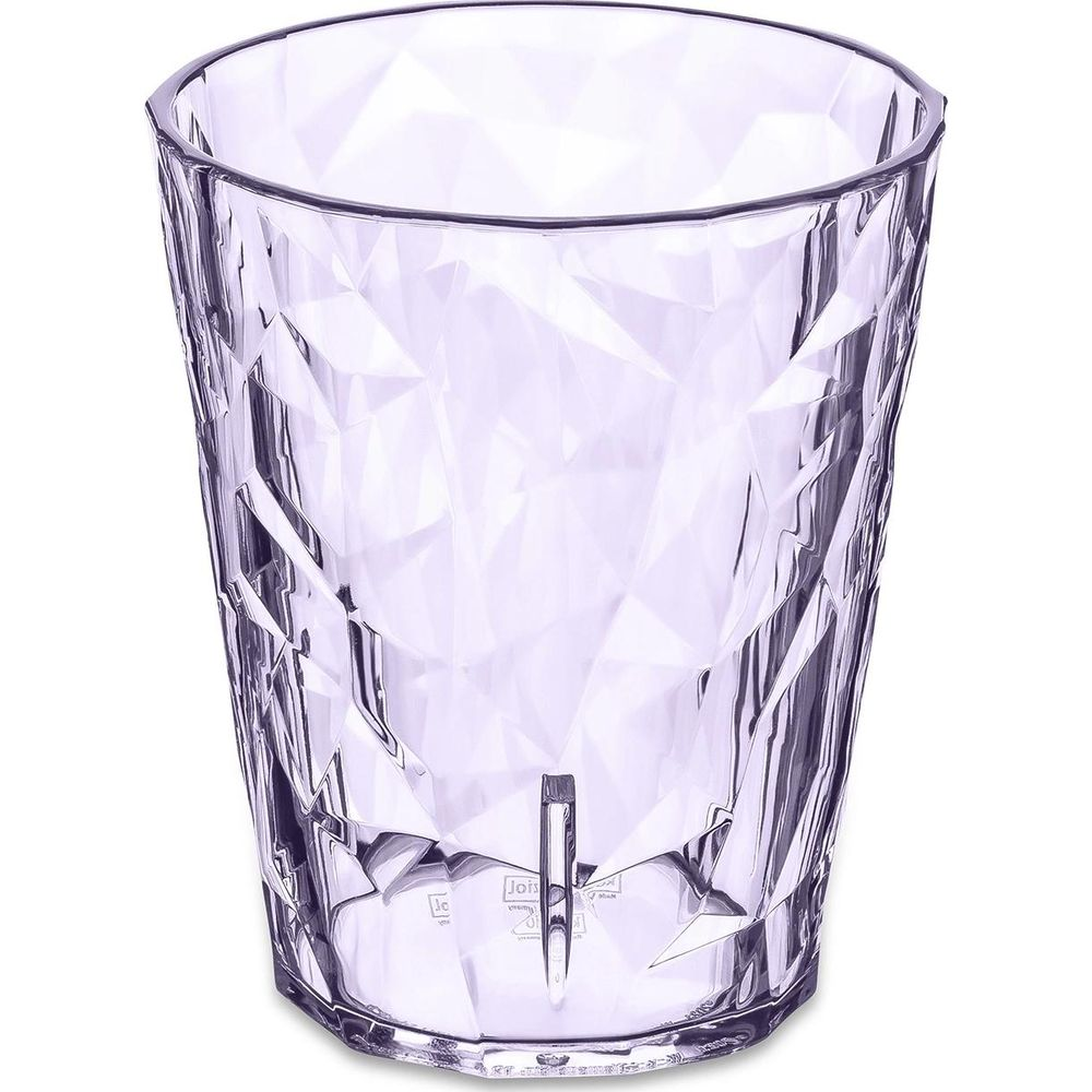Ein klarer, facettierter Plastikbecher mit geometrischem Muster, isoliert auf Weiß.