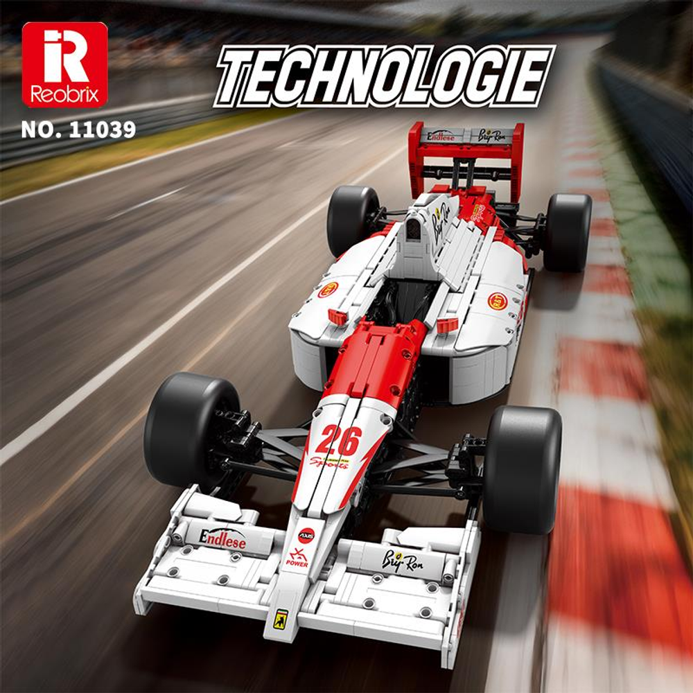Yarış pistinde kırmızı ve beyaz yarış arabası, model kit.